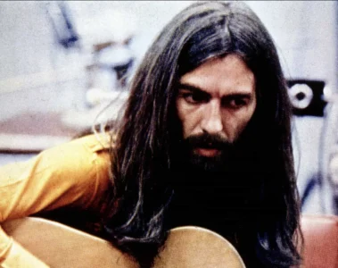 George Harrison durante uma sessão de gravação. O ex-Beatle criticou o U2 e Bono em uma entrevista de 1997.