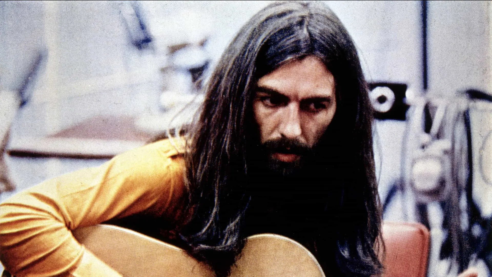George Harrison durante uma sessão de gravação. O ex-Beatle criticou o U2 e Bono em uma entrevista de 1997.