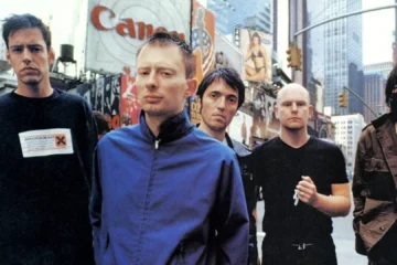 Integrantes do Radiohead durante a era do álbum Kid A, com Thom Yorke em primeiro plano.
