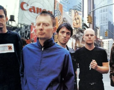Integrantes do Radiohead durante a era do álbum Kid A, com Thom Yorke em primeiro plano.