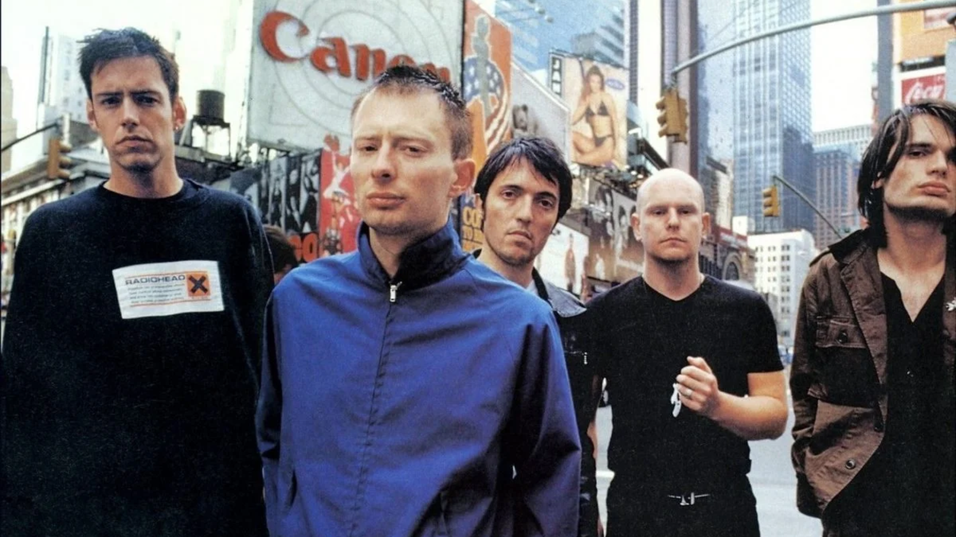 Integrantes do Radiohead durante a era do álbum Kid A, com Thom Yorke em primeiro plano.