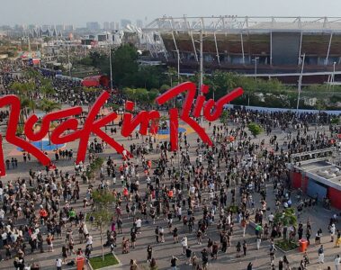 Vista aérea da entrada da Cidade do Rock durante o Rock in Rio 2026, que entra na contagem regressiva de 50 dias para o início do festival.