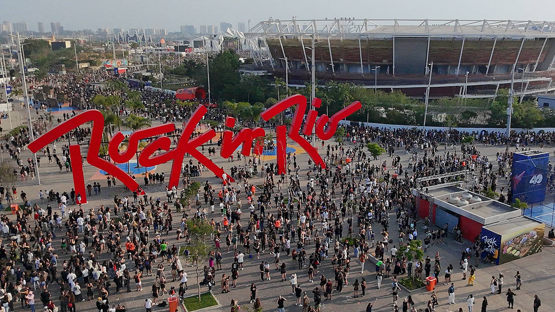 Vista aérea da entrada da Cidade do Rock durante o Rock in Rio 2026, que entra na contagem regressiva de 50 dias para o início do festival.