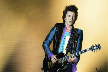 Ronnie Wood durante apresentação ao vivo da turnê Fearless, que passará por São Paulo em novembro de 2026.