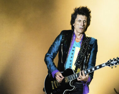 Ronnie Wood durante apresentação ao vivo da turnê Fearless, que passará por São Paulo em novembro de 2026.
