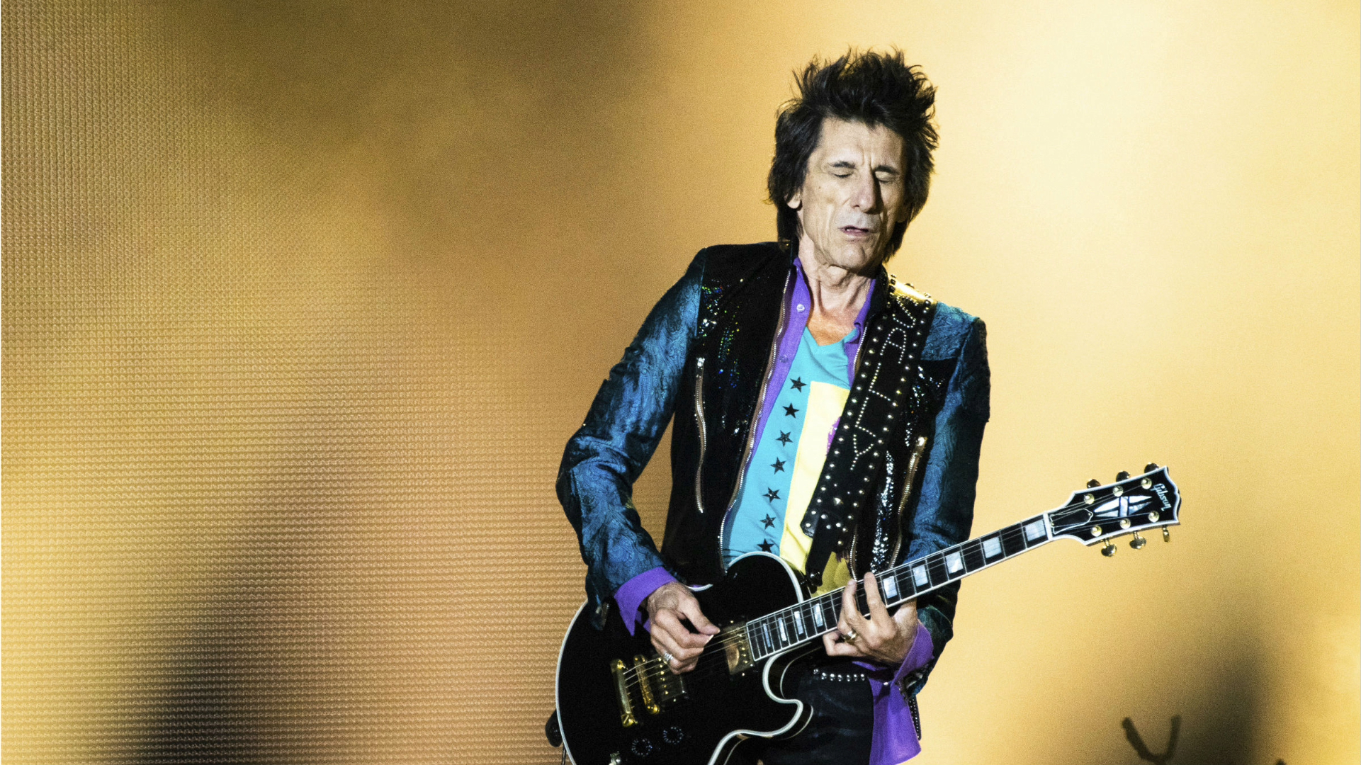 Ronnie Wood durante apresentação ao vivo da turnê Fearless, que passará por São Paulo em novembro de 2026.