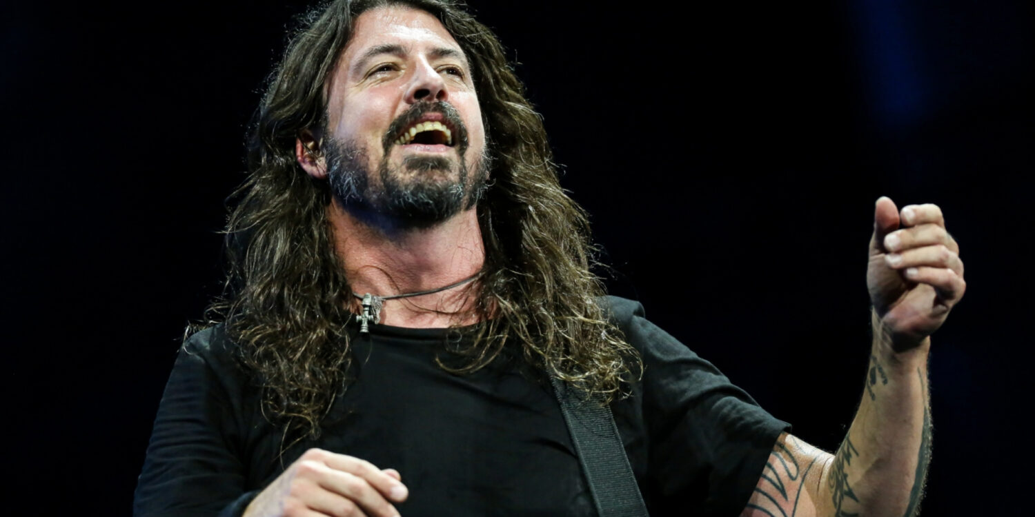 Dave Grohl durante show do Foo Fighters; banda retorna ao Rock in Rio para apresentação no Palco Mundo.