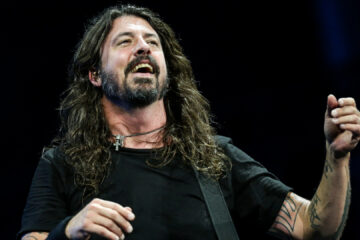 Dave Grohl durante show do Foo Fighters; banda retorna ao Rock in Rio para apresentação no Palco Mundo.