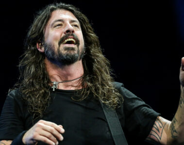 Dave Grohl durante show do Foo Fighters; banda retorna ao Rock in Rio para apresentação no Palco Mundo.
