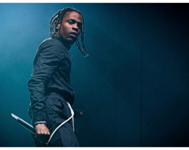 Travis Scott durante apresentação ao vivo; rapper participa da trilha sonora e do elenco de A Odisseia, novo filme de Christopher Nolan.