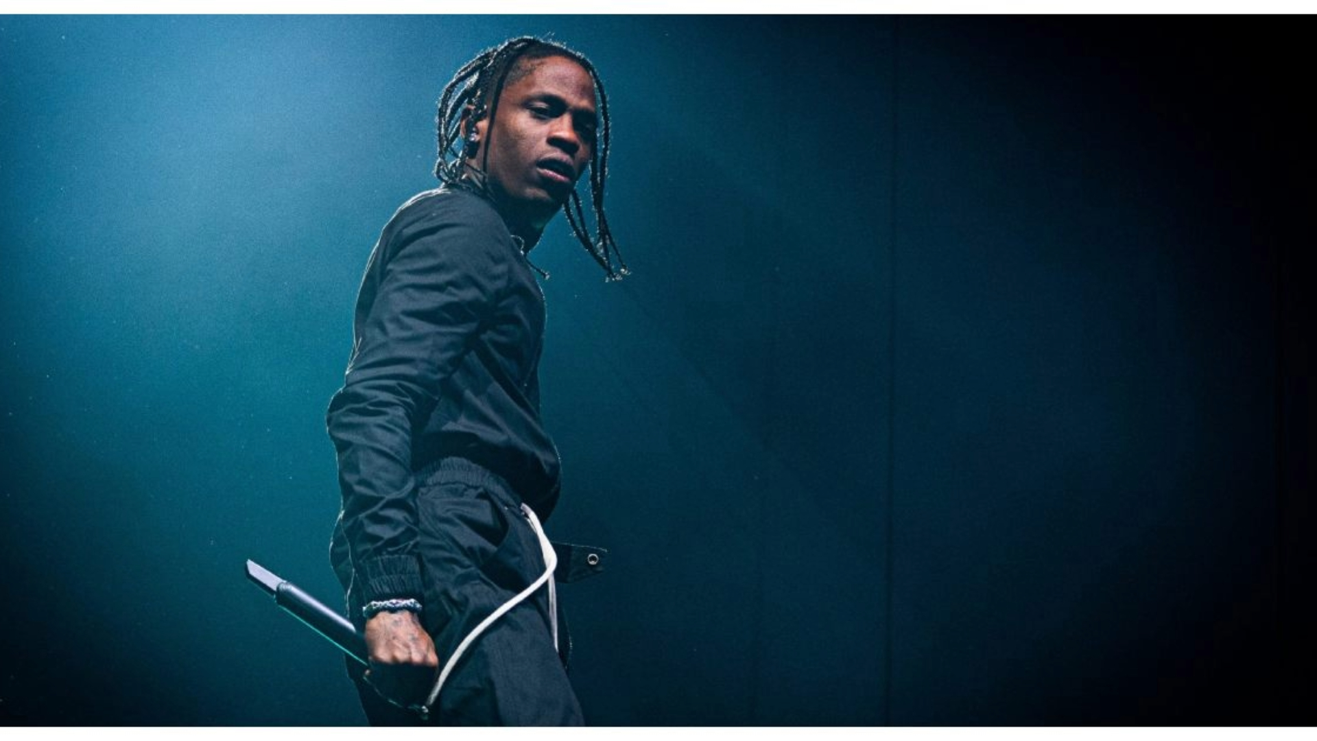 Travis Scott durante apresentação ao vivo; rapper participa da trilha sonora e do elenco de A Odisseia, novo filme de Christopher Nolan.