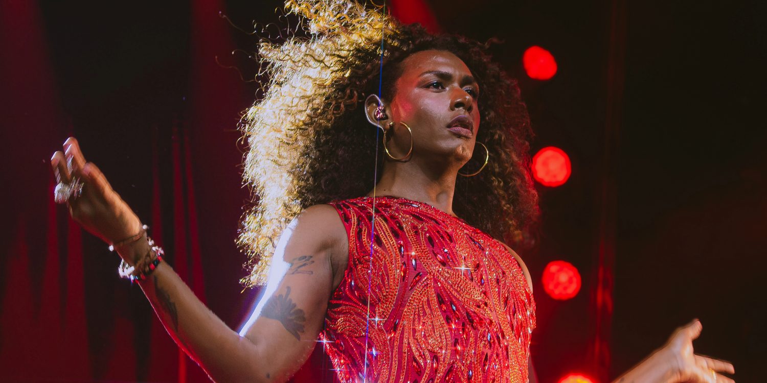 Liniker durante show da turnê Bye Bye Caju na Farmasi Arena, no Rio de Janeiro
