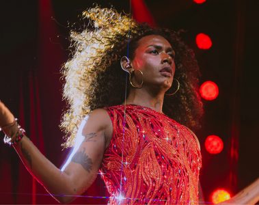 Liniker durante show da turnê Bye Bye Caju na Farmasi Arena, no Rio de Janeiro