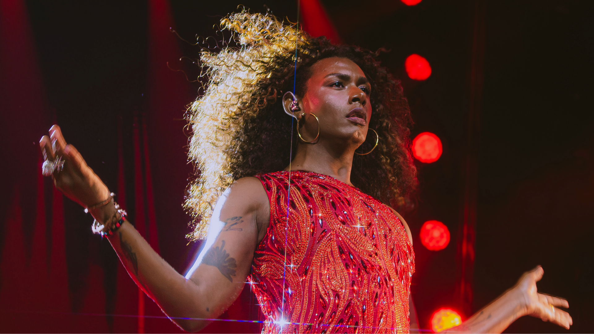 Liniker durante show da turnê Bye Bye Caju na Farmasi Arena, no Rio de Janeiro