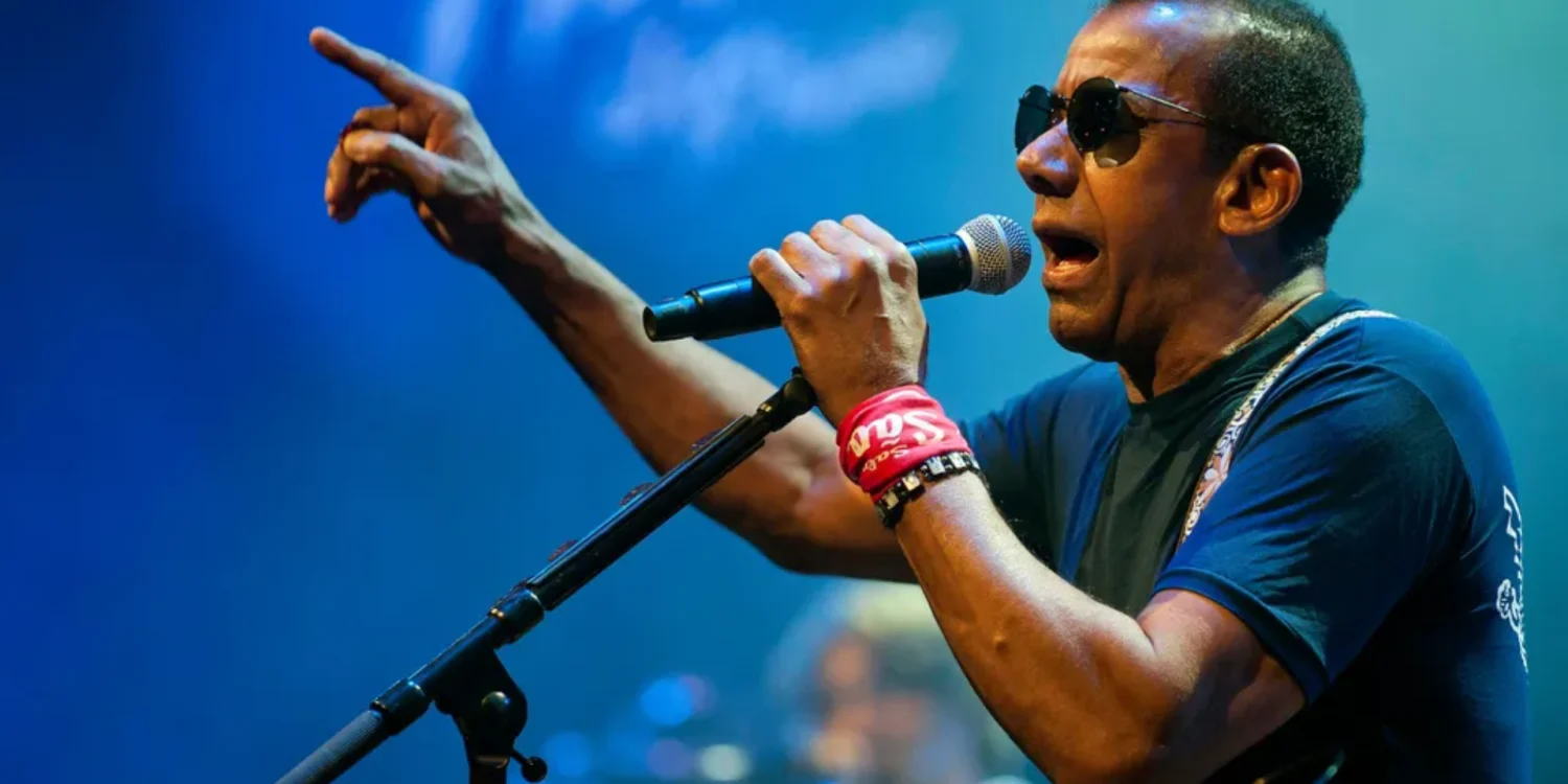 Jorge Ben Jor cantando durante apresentação ao vivo