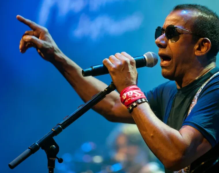 Jorge Ben Jor cantando durante apresentação ao vivo