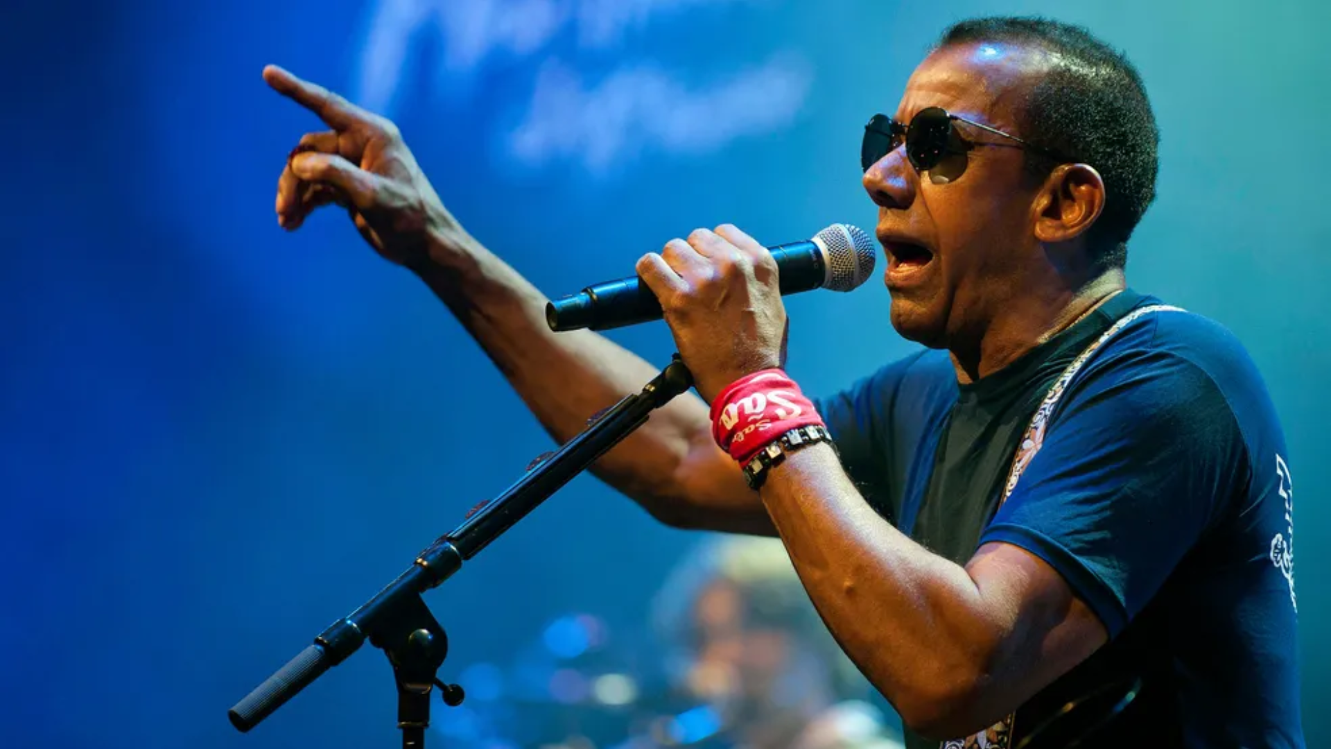 Jorge Ben Jor cantando durante apresentação ao vivo