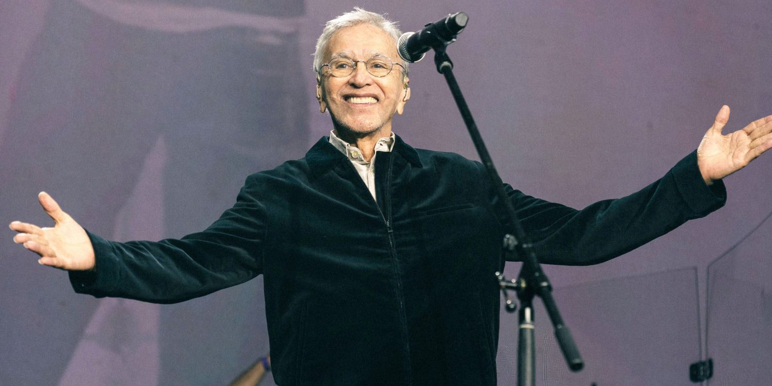 Caetano Veloso sorri e abre os braços durante show de reinauguração do Cine Lido, em Curitiba.