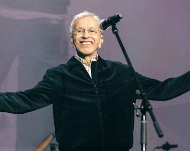 Caetano Veloso sorri e abre os braços durante show de reinauguração do Cine Lido, em Curitiba.