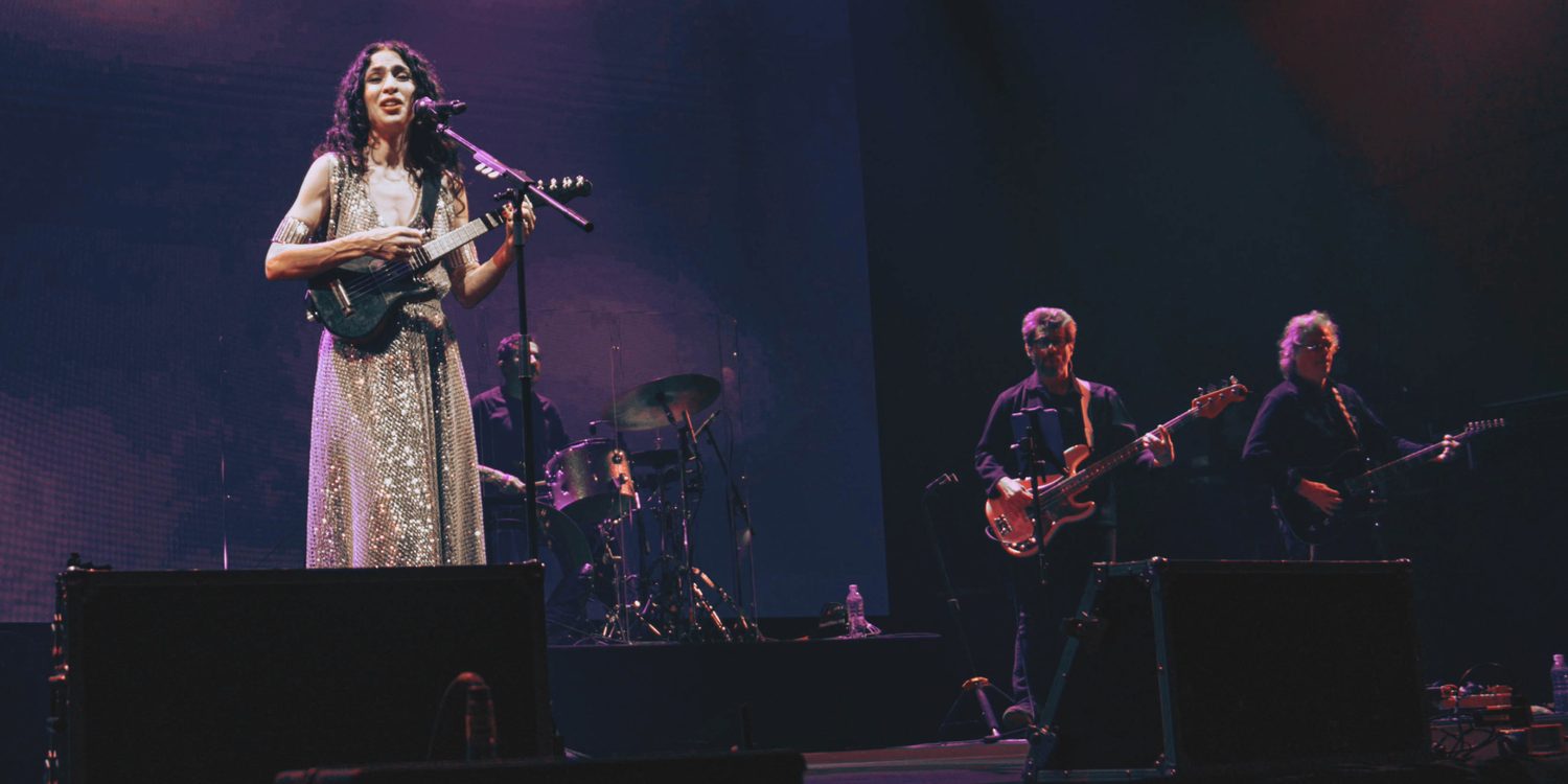 Marisa Monte se apresenta com violão acompanhada por sua banda no palco do Cine Lido, em Curitiba