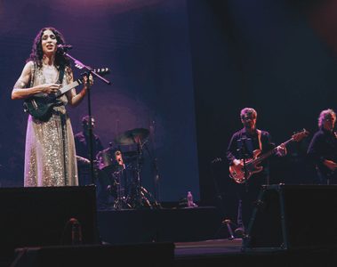 Marisa Monte se apresenta com violão acompanhada por sua banda no palco do Cine Lido, em Curitiba