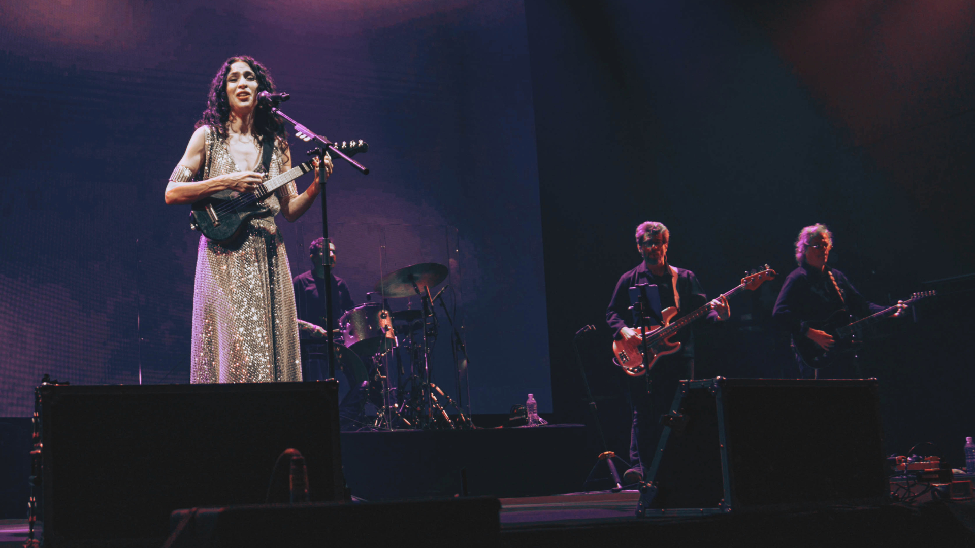 Marisa Monte se apresenta com violão acompanhada por sua banda no palco do Cine Lido, em Curitiba