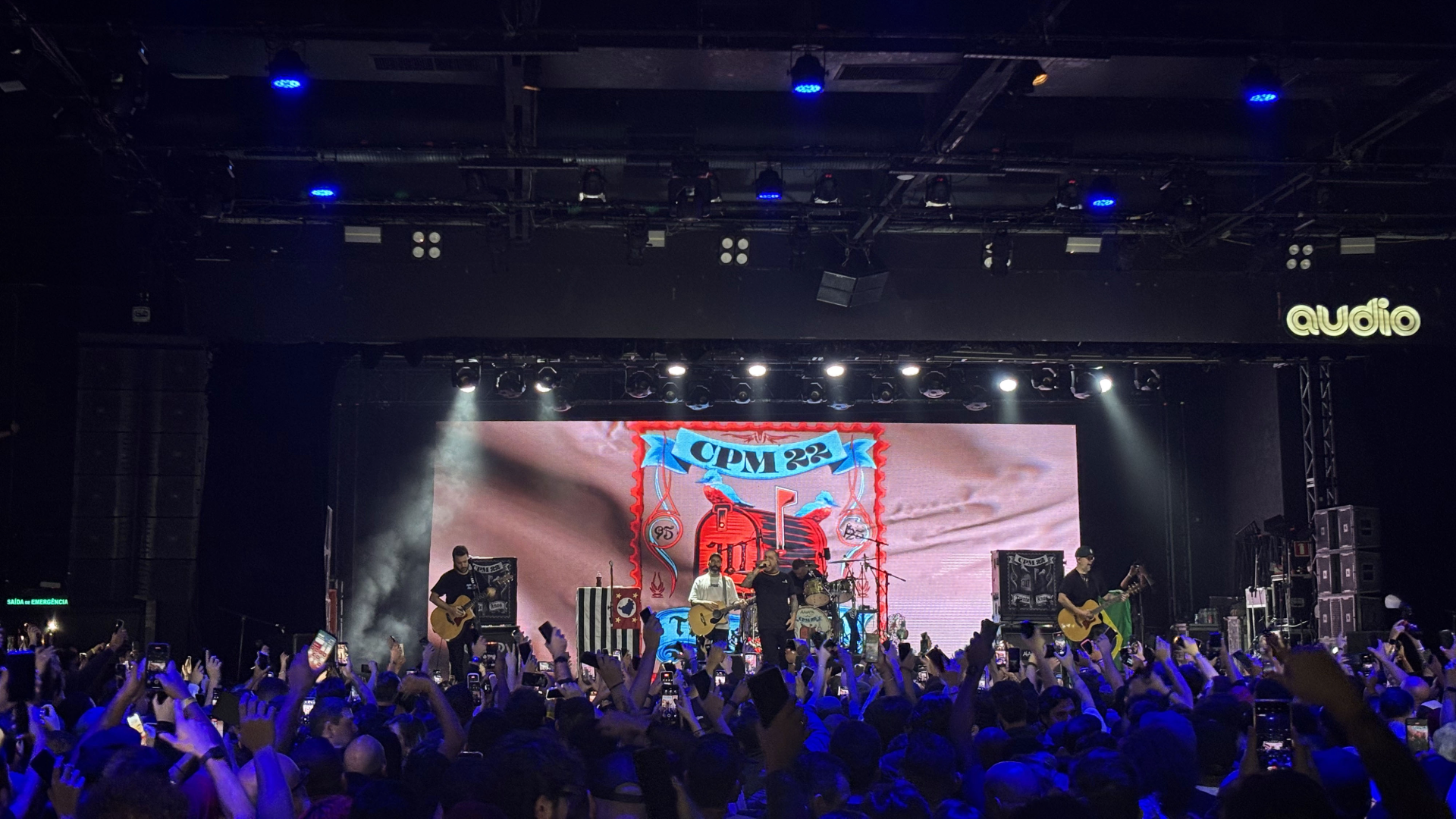 CPM22 durante show de comemoração aos 31 anos na Audio, em São Paulo