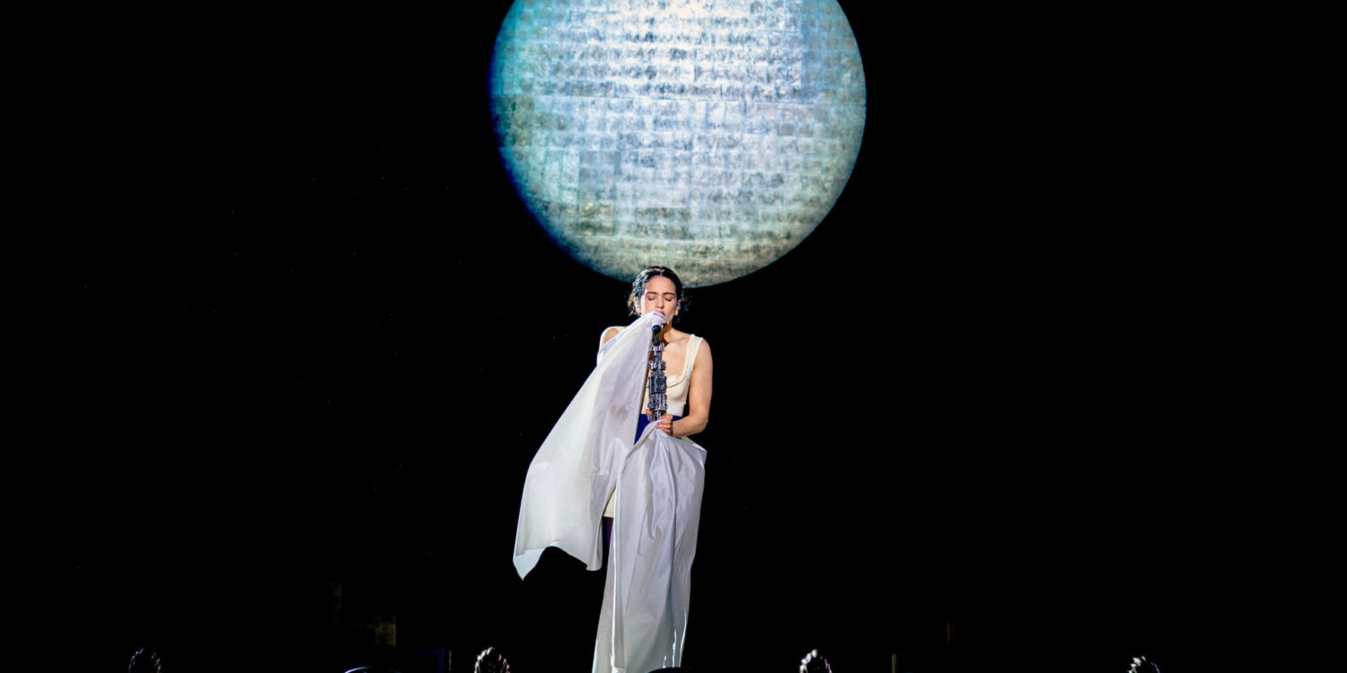 Rosalía durante apresentação da turnê LUX no Rio de Janeiro