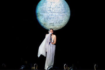 Rosalía durante apresentação da turnê LUX no Rio de Janeiro