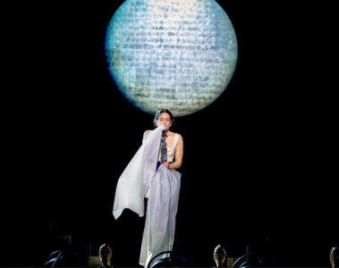 Rosalía durante apresentação da turnê LUX no Rio de Janeiro