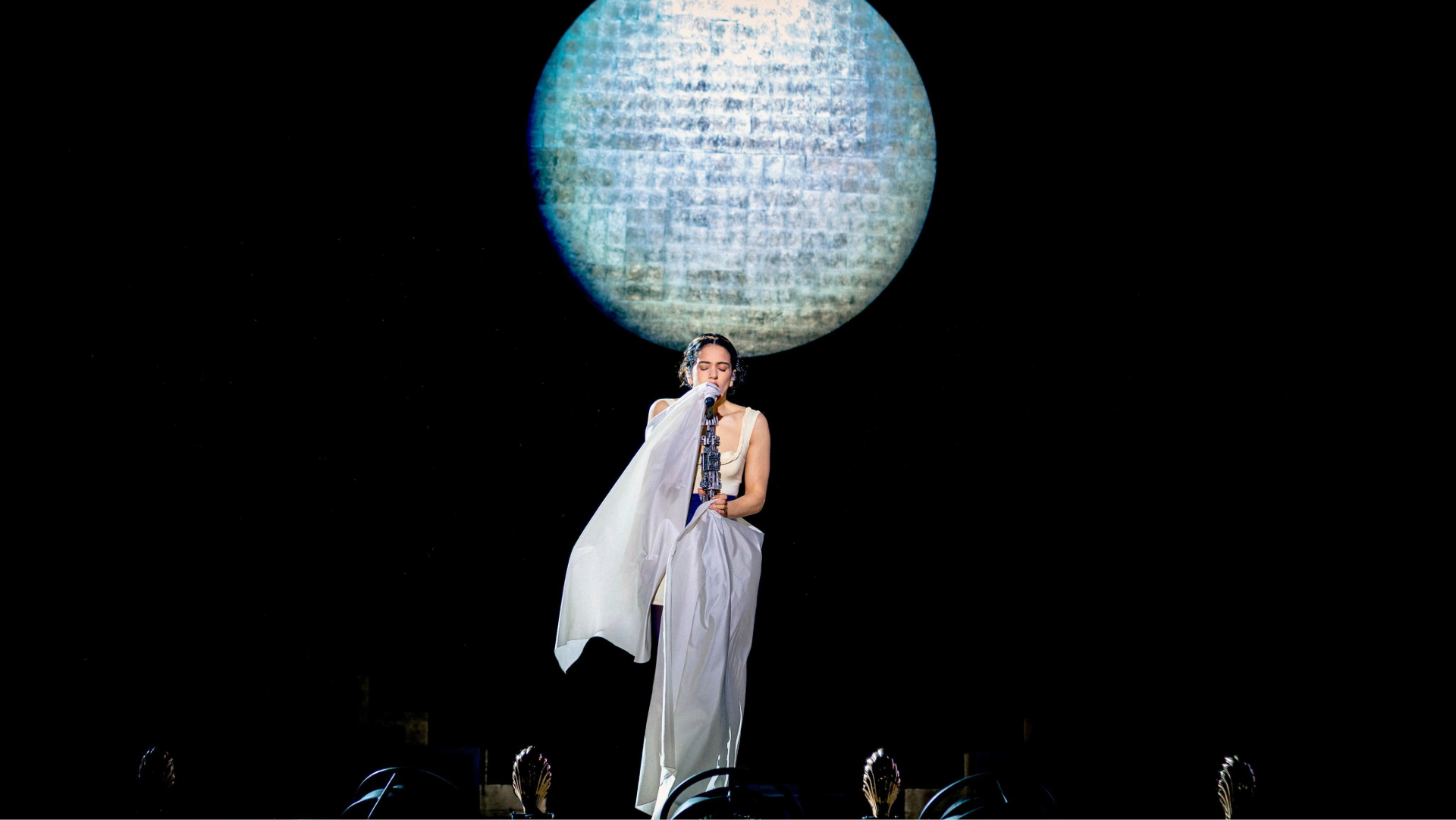 Rosalía durante apresentação da turnê LUX no Rio de Janeiro