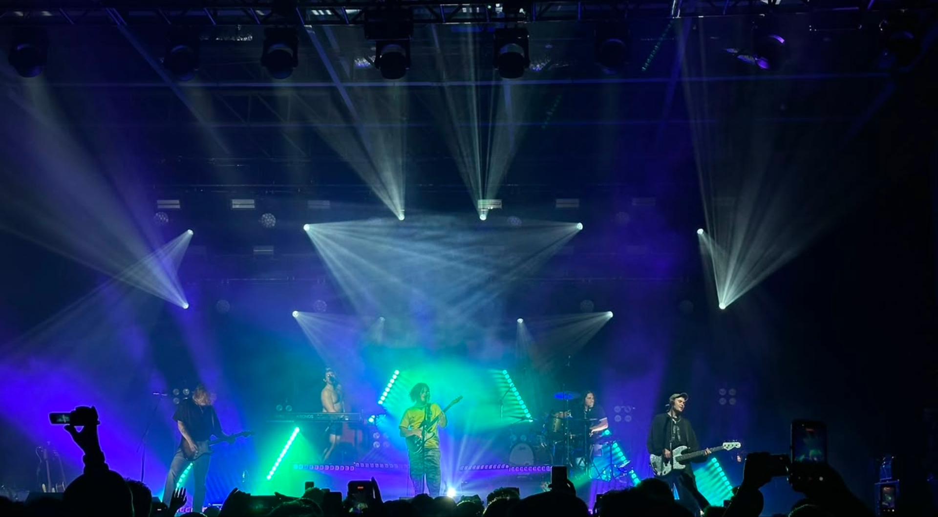 Sticky Fingers se apresenta na Live Curitiba durante show no Brasil