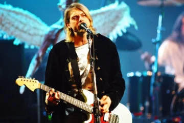 Kurt Cobain durante apresentação do Nirvana, banda responsável pelo clássico Lithium.