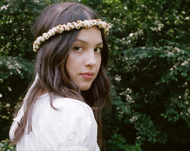 Olivia Rodrigo em imagem de divulgação de Serena Joy