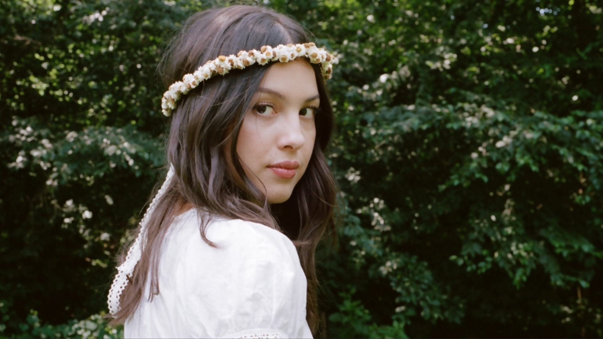 Olivia Rodrigo em imagem de divulgação de Serena Joy