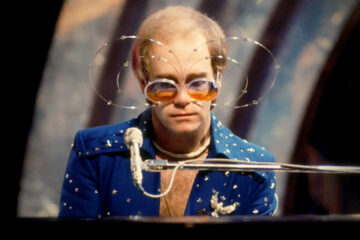 Elton John durante apresentação ao piano, artista que considera Your Song sua música perfeita.