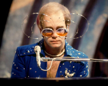Elton John durante apresentação ao piano, artista que considera Your Song sua música perfeita.