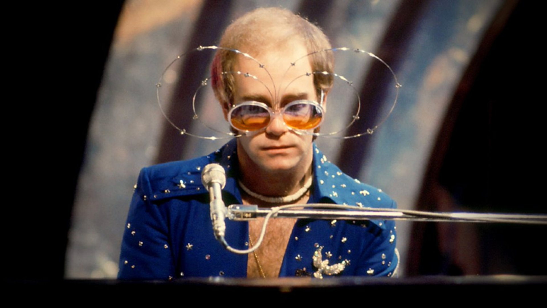 Elton John durante apresentação ao piano, artista que considera Your Song sua música perfeita.