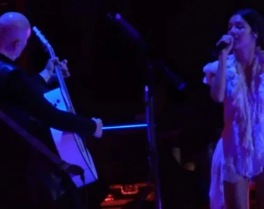 Olivia Rodrigo canta ao lado de Billy Corgan durante apresentação especial de "Thirty-Three" no show do The Smashing Pumpkins no Lollapalooza.