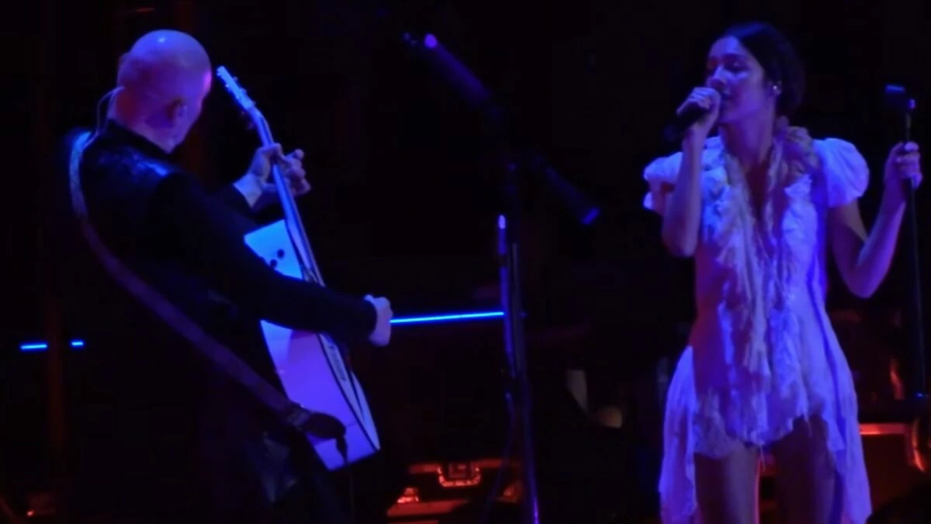 Olivia Rodrigo canta ao lado de Billy Corgan durante apresentação especial de "Thirty-Three" no show do The Smashing Pumpkins no Lollapalooza.