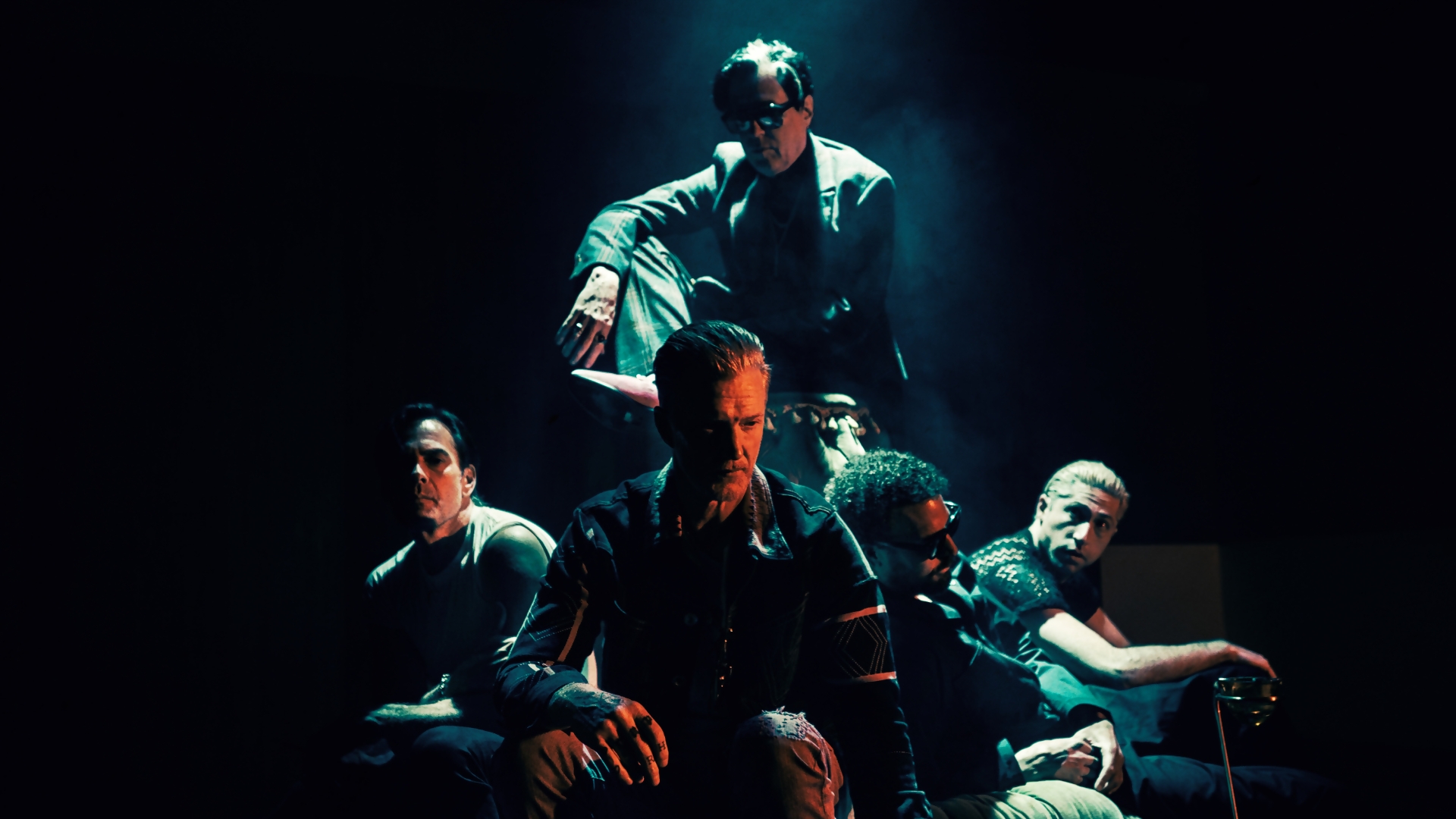 Queens of the Stone Age reunido em imagem de divulgação do álbum Perfecth