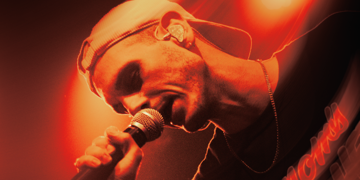 Vocalista do LANDMVRKS durante show de estreia da banda no Brasil, no Carioca Club, em São Paulo