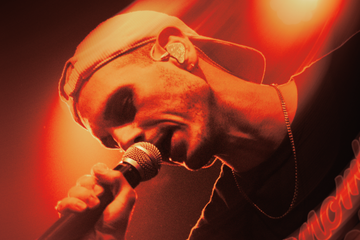 Vocalista do LANDMVRKS durante show de estreia da banda no Brasil, no Carioca Club, em São Paulo
