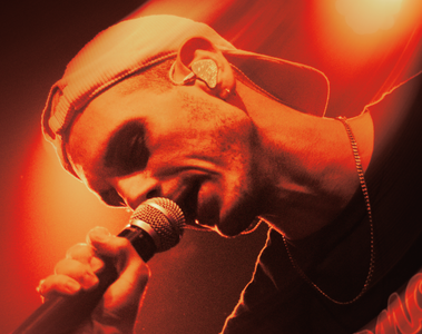 Vocalista do LANDMVRKS durante show de estreia da banda no Brasil, no Carioca Club, em São Paulo