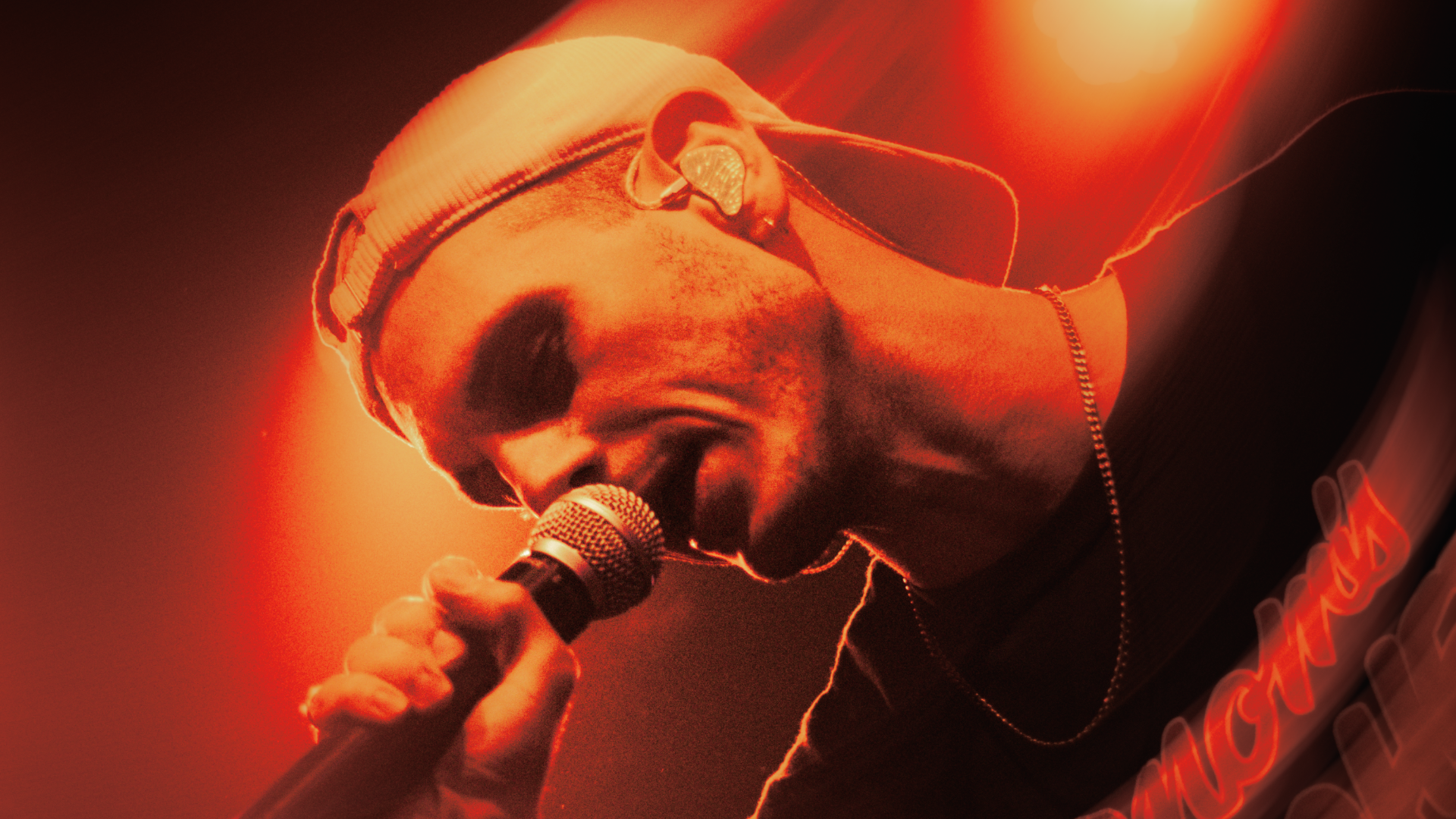 Vocalista do LANDMVRKS durante show de estreia da banda no Brasil, no Carioca Club, em São Paulo