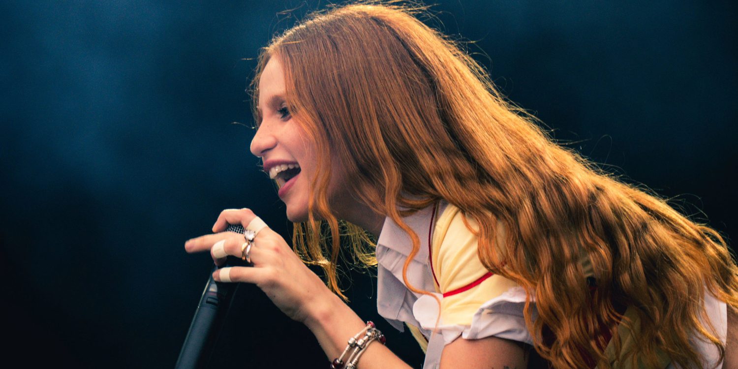 Carol Biazin canta no Palco Sunset durante show no Rock in Rio 2026