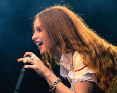 Carol Biazin canta no Palco Sunset durante show no Rock in Rio 2026
