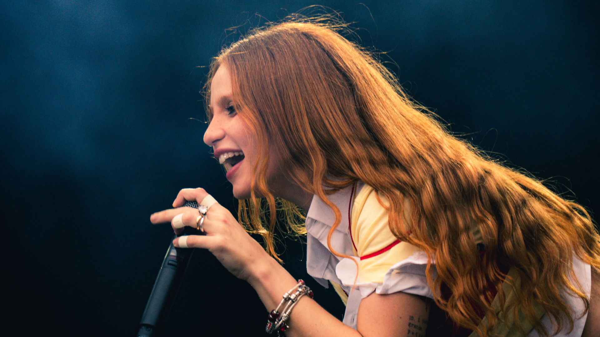 Carol Biazin canta no Palco Sunset durante show no Rock in Rio 2026