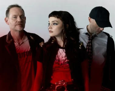 CHVRCHES em foto de divulgação do lançamento de Roses, nova música da banda em 2026