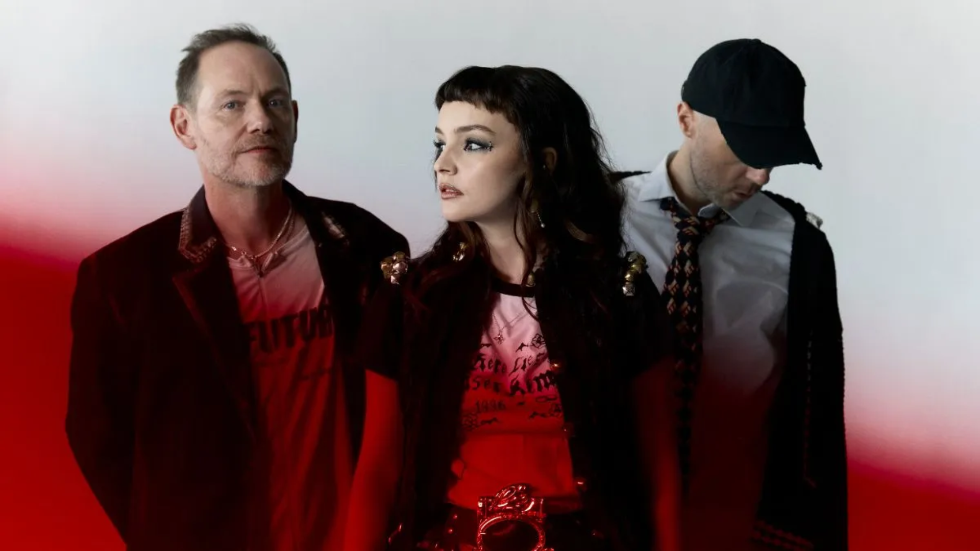 CHVRCHES em foto de divulgação do lançamento de Roses, nova música da banda em 2026